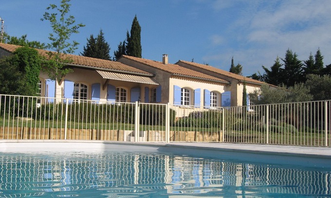 Serignan-du-Comtat House | villa, countryside, quiet, spacious (8 persons), secure swimming pool.