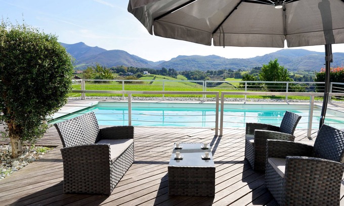 Urrugne House | Villa D'architecte d'Urrugne with Mountina View, Private Pool & Wi-Fi