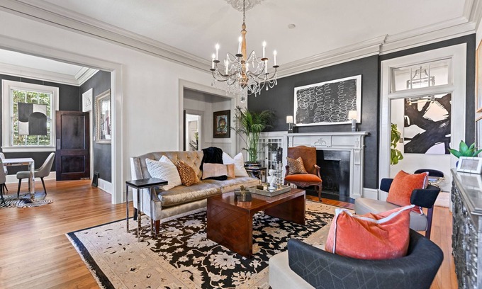 Montgomery House | Villa Deileoni -Elegant- 3 Bed 3/bath in Old Cloverdale