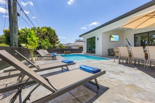 Naples Park House | Villa Del Mare at The Beach w 4 En-suites