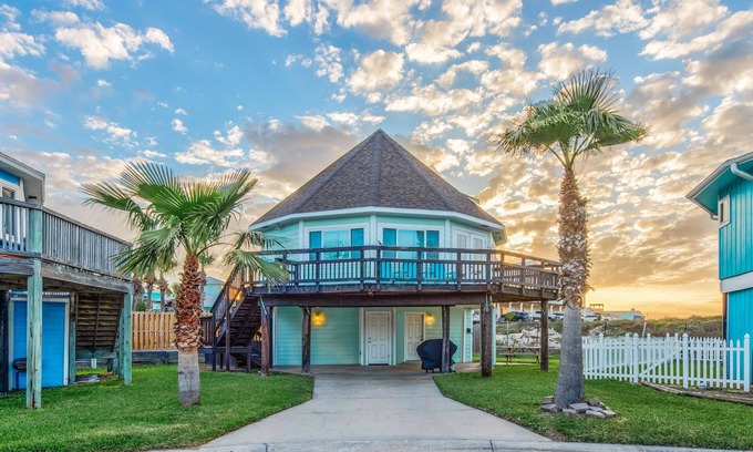 Port Aransas House | Villa Del Sol- AMAZING OCEAN VIEWS! Pool! Pets ok Heated Pool access