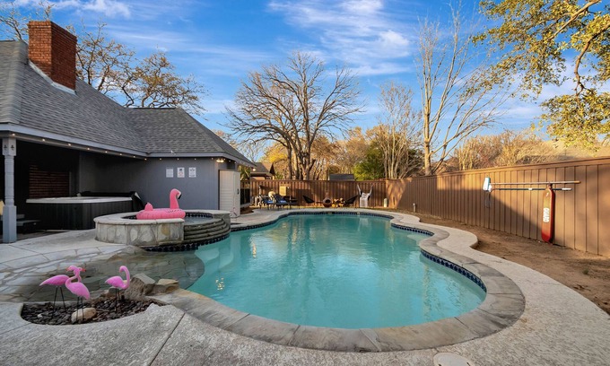 North Richland Hills House | Villa D’Oro, Saltwater Pool, Hot Tub, Arcade, Foosball & Walking Trail