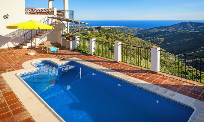 Frigiliana Villa | Villa 'El Regalo' with Stunning Views, Pool, Garden & Wi-Fi