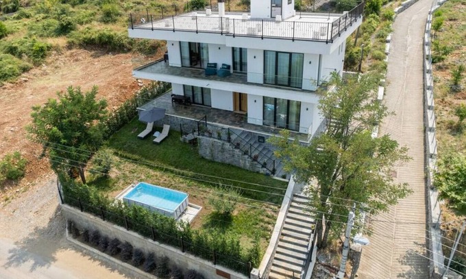 Shkoder Villa | Villa Florale by PikHost