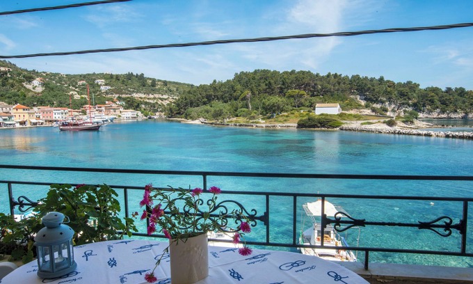 Gaios Apartment | Villa Gaia: on Paxos island at Gaios port, right on the sea