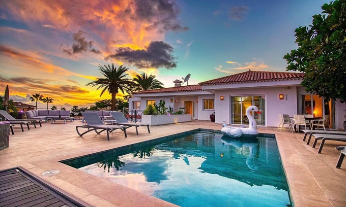 Chayofa House | Villa Ginevra, perfect for large groups, with Pool, Sauna & Garden