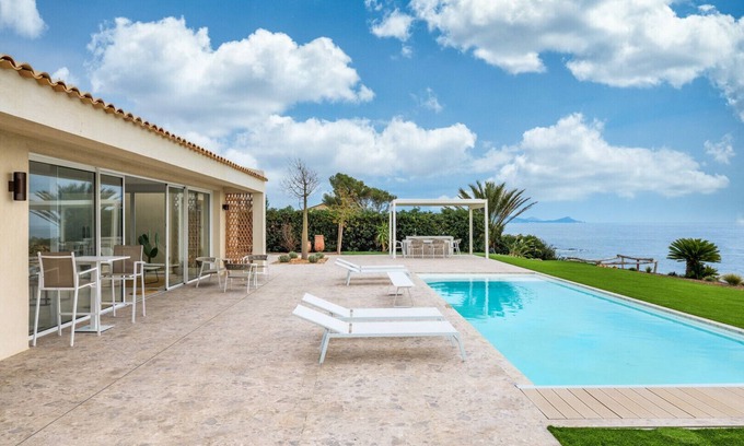 Saint-Aygulf Villa | Villa Ibaia – Contemporary Luxury, Panoramic Sea View, Heated Pool, and Beach Access within a 5-Min Walk