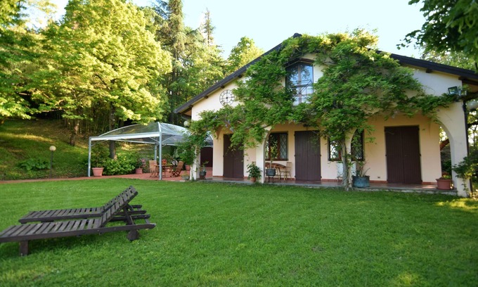 Pieve Salutare Villa | Villa in a fairytale little wood