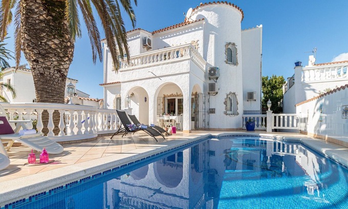 Empuriabrava Villa | Villa in Empuriabrava with Private Pool & Mooring