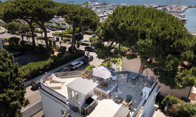 Golfe Juan Villa | Villa in front of old port Golfe-Juan. Sea view, walk to beach, restaurants. AC!