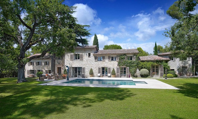 Mougins Villa | Villa in Mougins for short and long term rental. Walk to the international school.