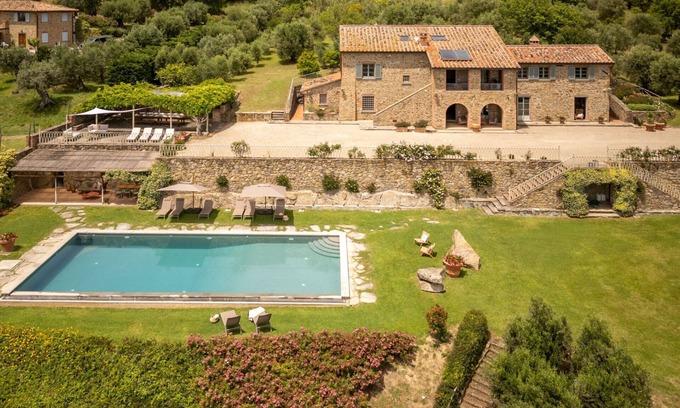 Tuoro sul Trasimeno Villa | Villa in Tuoro Sul Trasimeno with 6 bedrooms sleeps 12