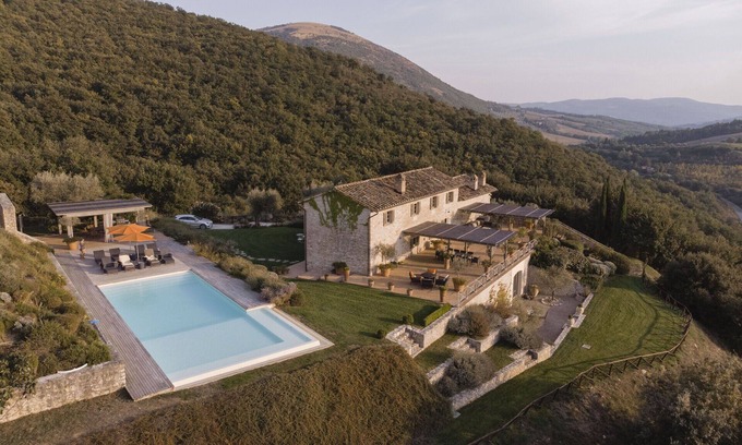 Montelaguardia Villa | Villa in San Giovanni Del Pantano with 7 bedrooms sleeps 14
