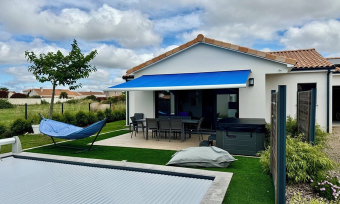 Jard-sur-Mer Villa | Villa jard sur mer, 1km from the beach swimming pool and spa from june to september