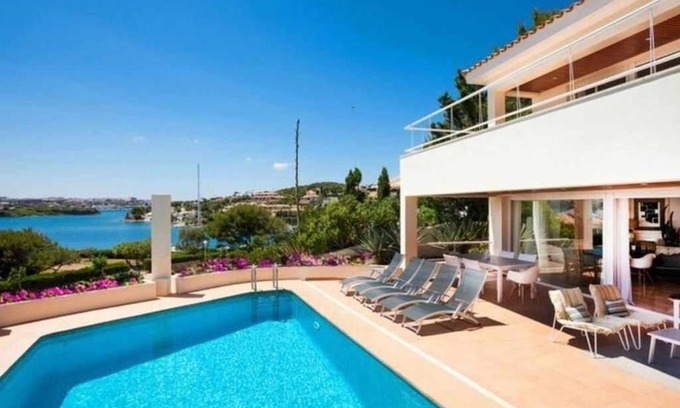 Cala Llonga Villa | VILLA LANTANA -Vistas únicas al puerto de Mahón