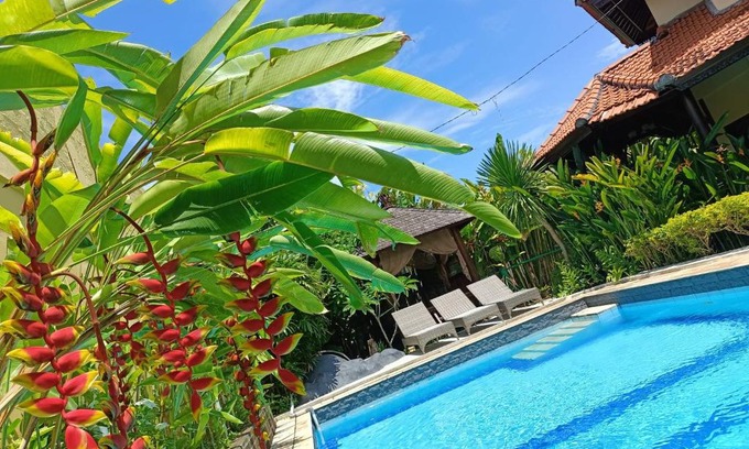 Batubelig Bed & Breakfast | Villa Layang Bulan a homey guesthouse for men near the beach in North Kuta