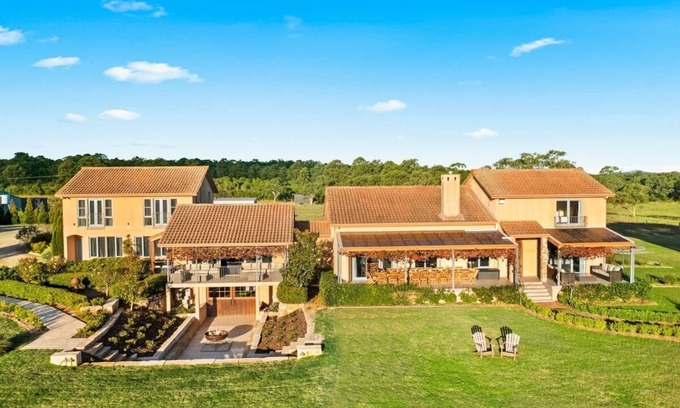 Nulkaba House | Villa Leone - take in the neighbouring giraffes, lions, and zebras!