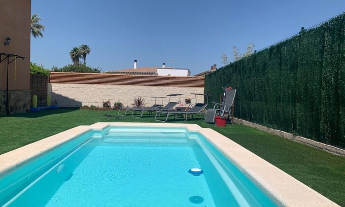 Deltebre Villa | Villa 'Luci' with Private Pool, Wi-Fi and Air Conditioning