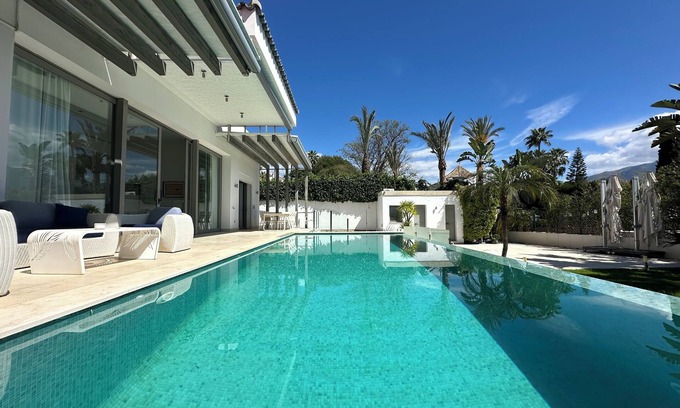 Benahavis Villa | Villa Marbella 5 bedrooms, Pool, 8min Puerto Banús & Beach