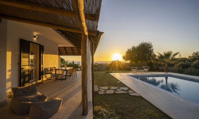 Ricadi Villa | Villa moderna con piscina privata e vista mare