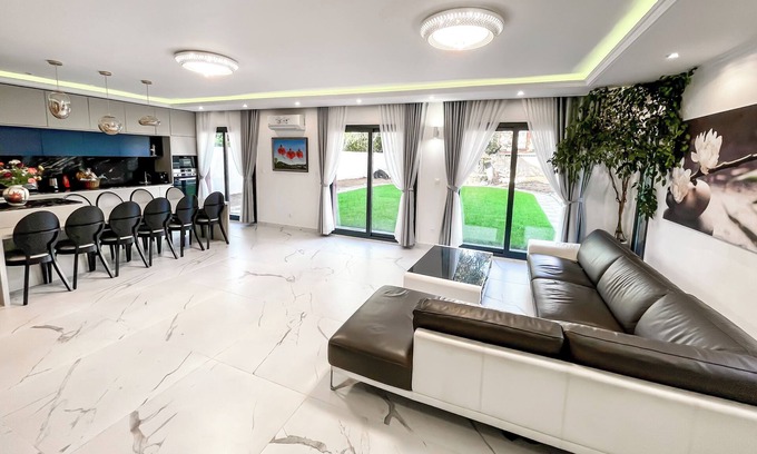 Vitry-sur-Seine House | Villa Moderne Avec Salle des Fêtes Dans le Grand Paris