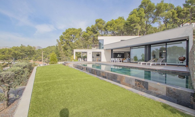 Toulon Villa | Villa Moderne Piscine vue mer 6 Personnes Quartier Residenciel Faron