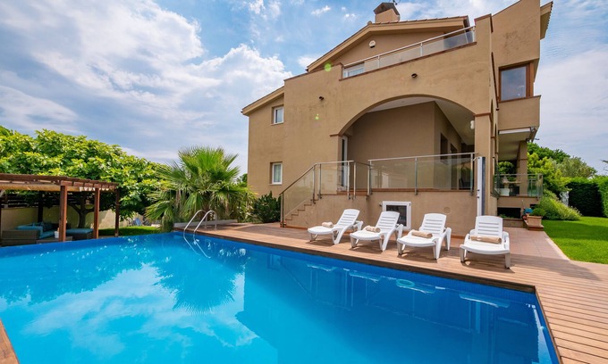 Lloret Town Center Ski Chalet | VILLA MONGODA LUX, WONDERFUL VILLA WITH POOL, A/C AND CLOSE TO THE SEA