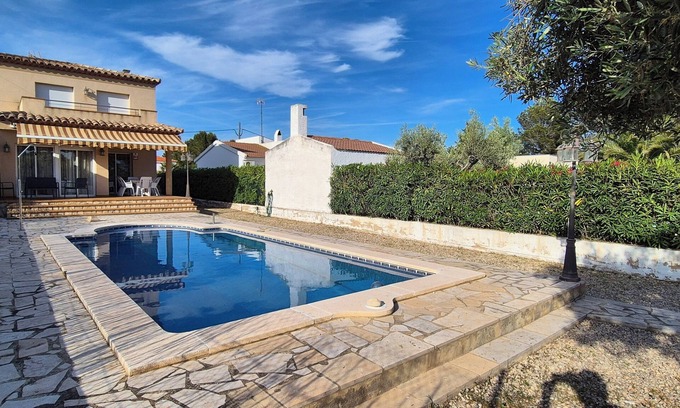 Les Tres Cales Ski Chalet | VILLA MONREDÓ. Spacious house with private pool and large garden.