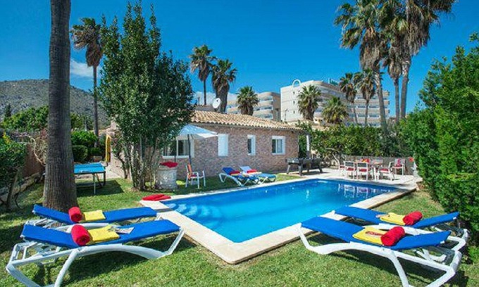 Alcudia Ski Chalet | Villa Montelo holiday rental with private pool near the beach.