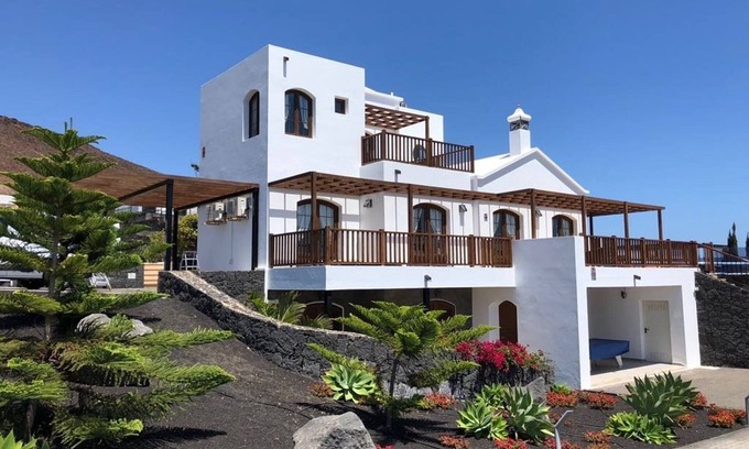 Playa Blanca Villa | Villa Oceano Once - Beautiful 5 Bedroom private pool and hot tub