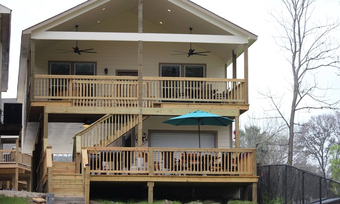 New Braunfels House | Villa on River Road - First House Front Row - Tube from your Front Door!