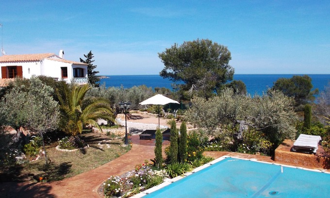 Costa Dorada Villa | Villa on the sea (70 meters)Wifi, air.ac. Barb. Swimming pool and garden.