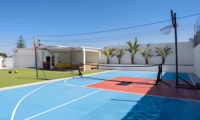 Chiclana de la Frontera House | Villa 'Pablo' with Private Pool, Private Terrace and Air Conditioning