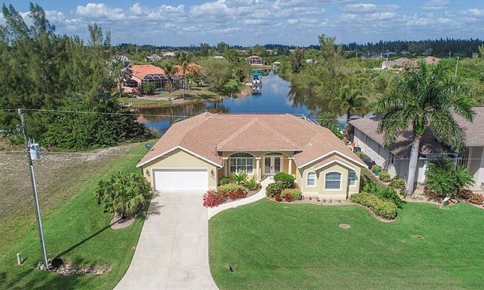 South Gulf Cove House | Villa Paradise Water Front Gulf Access with boat-liftnSouth Gulf Cove-Englewood