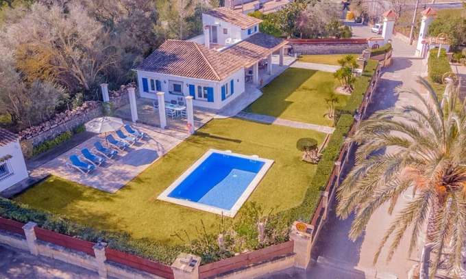 Alcudia Ski Chalet | Villa Paraiso 600m from Alcudia Beach