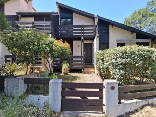 Seignosse House | Villa Patio Duplex Calme, Proche Plage et Commerces, Idéale pour 4 Pers. - FR-1-239-237