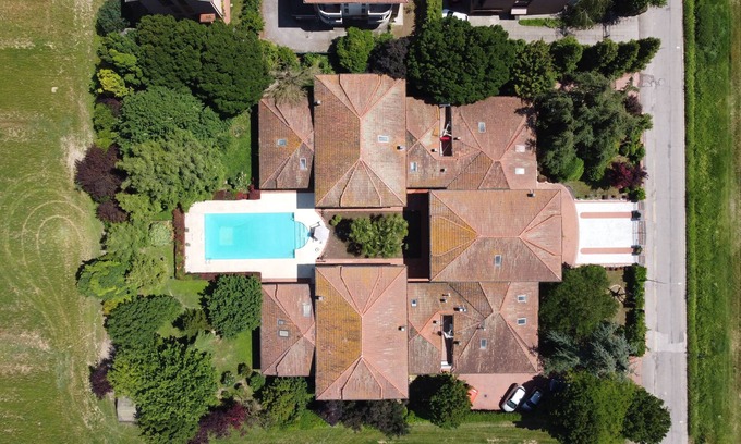 Nonantola Villa | Villa Petrone | Luxury Four Seasons-Jacuzzi&Pool