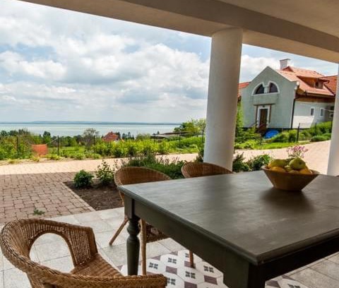 Badacsonytomaj Villa | Villa Portico