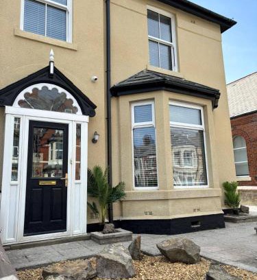 Lytham St. Anne's House | Villa Rose-Spacious Home with beautiful garden