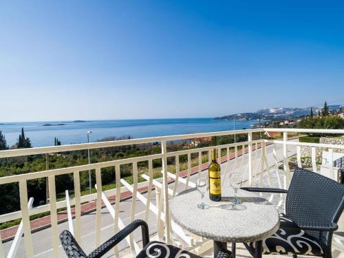 Plat Apartment | Villa Samba - Standard One-Bedroom Apartment with Balcony and Sea View