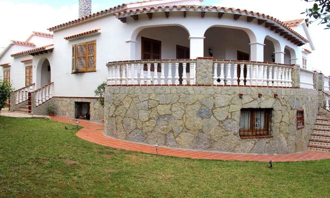 Santa Ana House | Villa SANTA ANA: Spacious Villa by the sea in Es Castell.