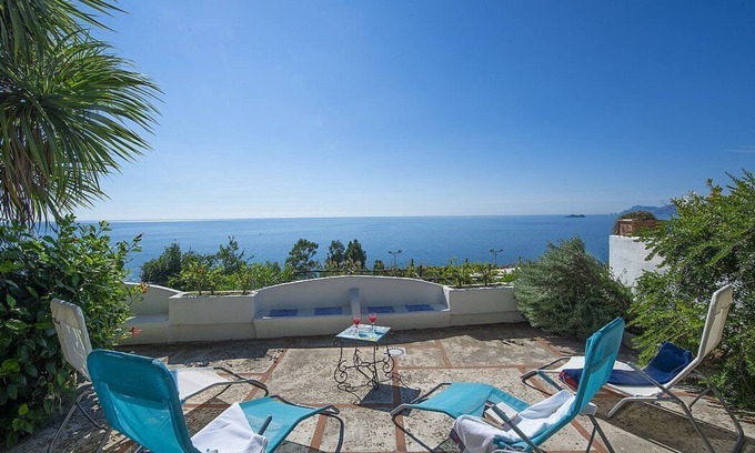 Praiano House | Villa Serafina: An elegant and welcoming two-story independent house which faces the sun and the sea, with Free WI-FI.