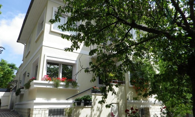 Bagneux House | Villa Sunshine