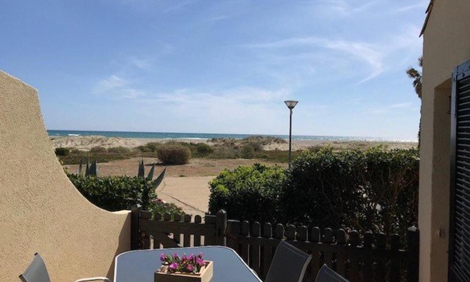Port Leucate Villa | Villa T2, 4 pers, face à la mer, terrasse, parking privé, à 400m des commerces, plage devant! - FR-1-81-462
