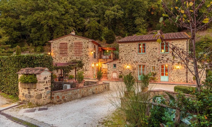 Lamporecchio Villa | Villa Veranda with shared Pool in a Borgo