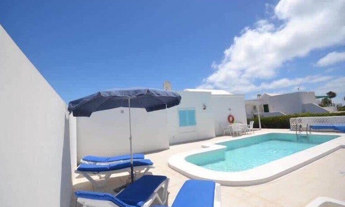 Los Pocillos Villa | Villa Violeta with electrically heated pool