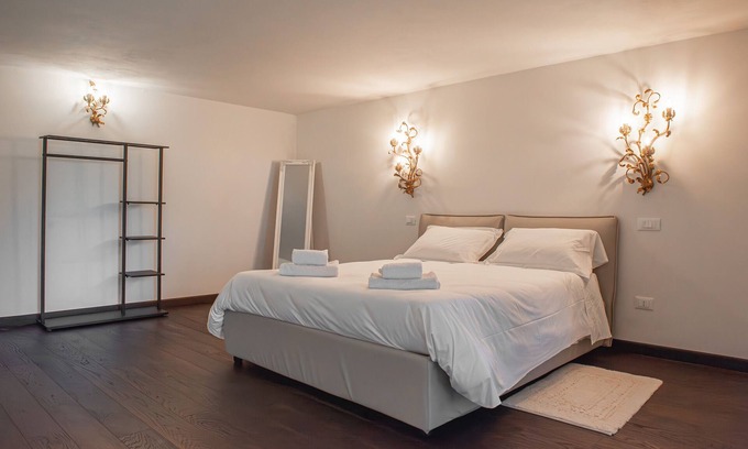 Corciano Villa | Villa 'Wellness Spa' with Lake View, Private Garden and Wi-Fi