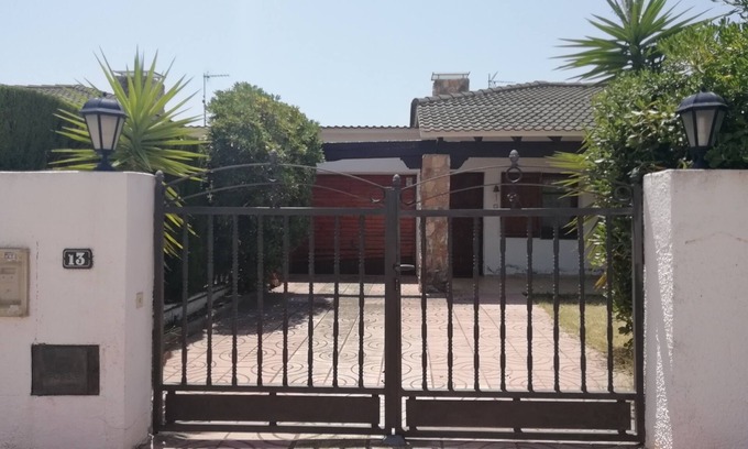 Creixell Ski Chalet | Villa with comfortable and quiet garden near the beach