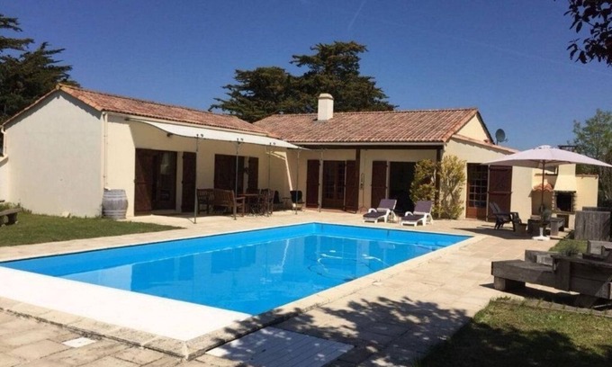 Jard-sur-Mer Villa | Villa with heated pool near the sea