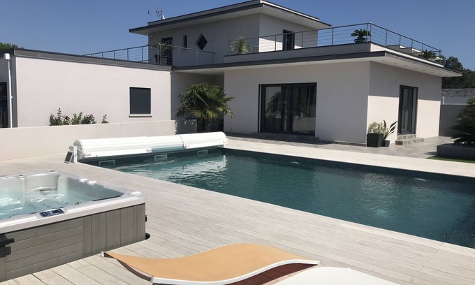 Le Grau-dʼAgde Villa | Villa with heated pool and Jacuzzi, 3-minute walk from the beach